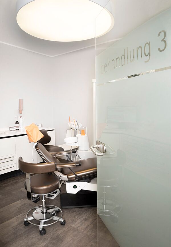 2 abstrakt gemalte Bilder hängen an der Wand im Warteraum. Links ein Tiger, rechts ein Zebra